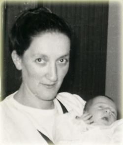 Francesca Tomassini con la mamma Giovanna Centomini nel giorno del Battesimo